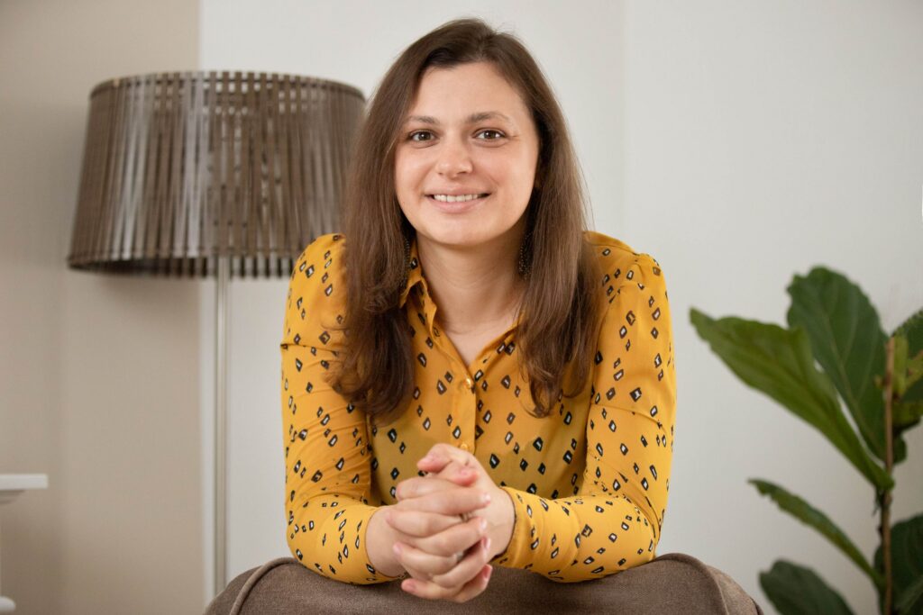 Dánics Izabella – mentálhigiénés szakember, pár- és családterapeuta, művészetterapeuta